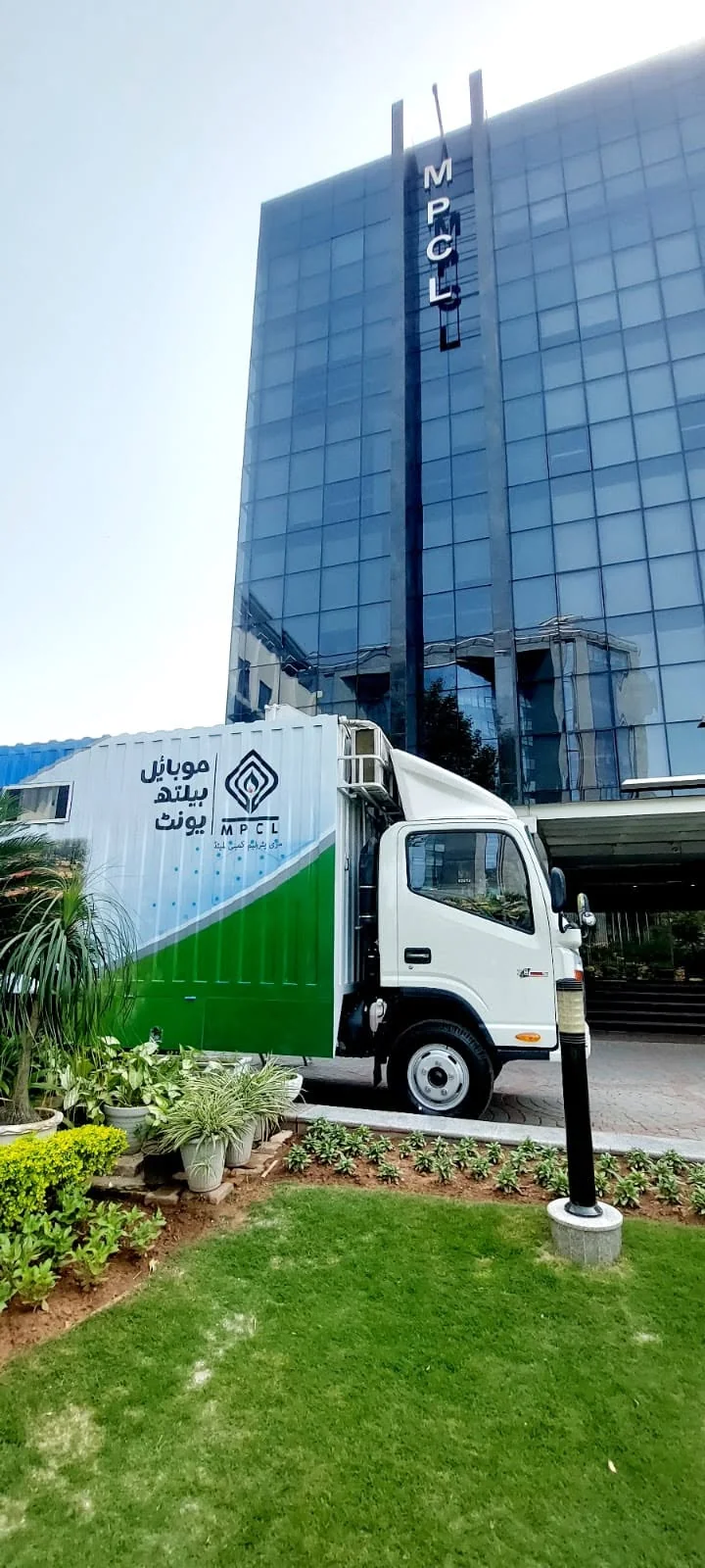 Mobile facility alongside a city building